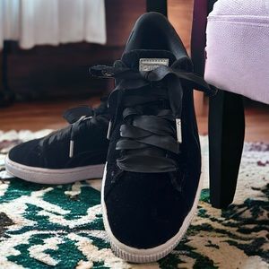 Puma Black Velvet Ribbon Lace Sneakers Women's 8.